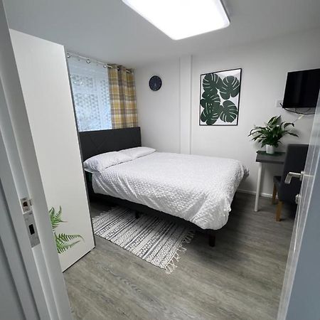 Studio In Private House Near Central Milton Keynes Apartment Екстериор снимка