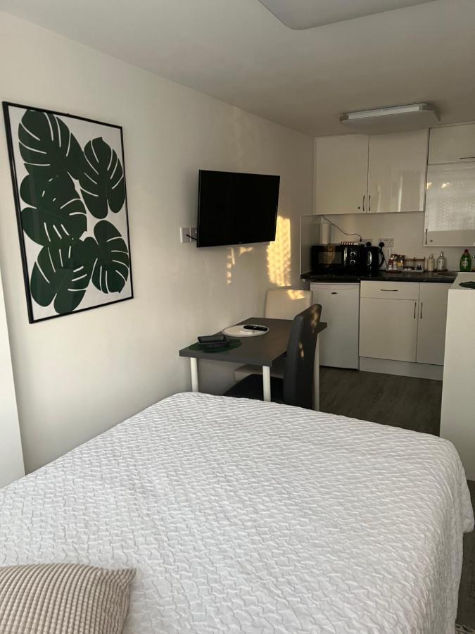 Studio In Private House Near Central Milton Keynes Apartment Екстериор снимка