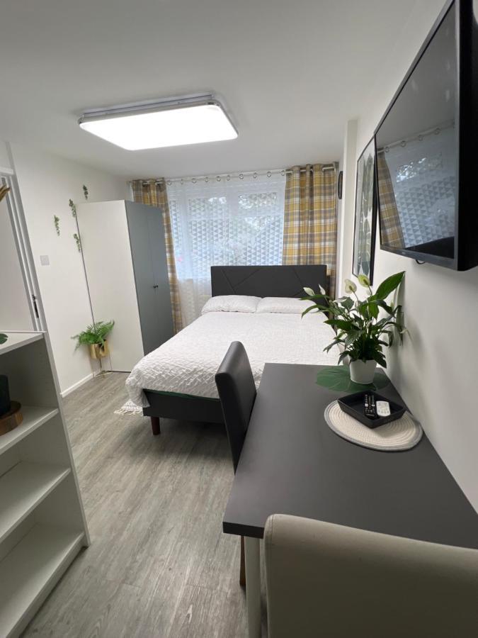 Studio In Private House Near Central Milton Keynes Apartment Екстериор снимка