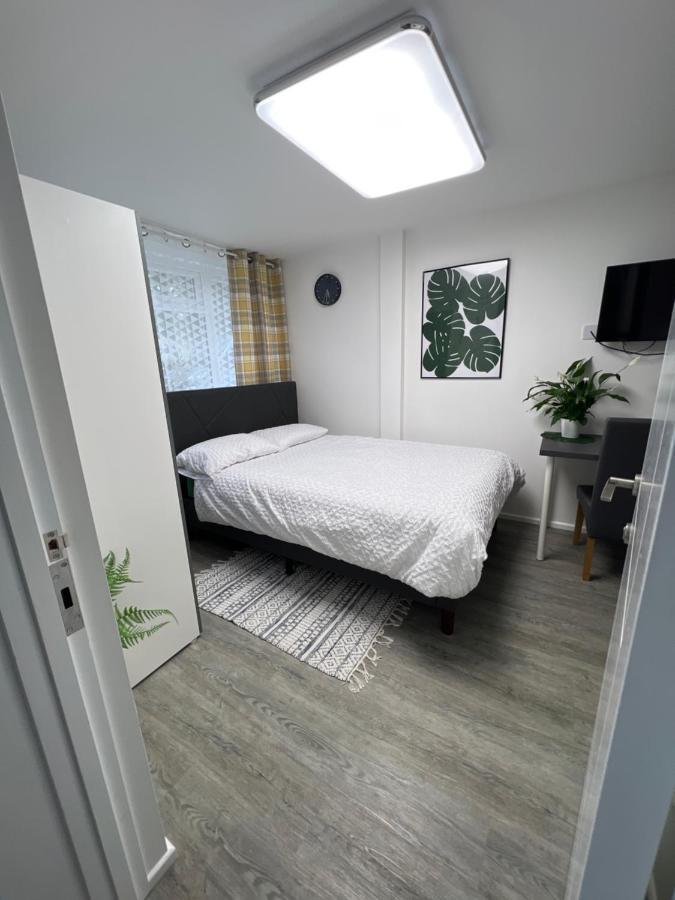 Studio In Private House Near Central Milton Keynes Apartment Екстериор снимка